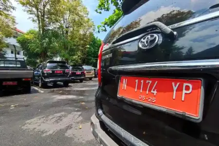ASN Lumajang Boleh Bawa Mobil Dinas Saat Mudik Lebaran, Bupati Indah Amperawati Tetapkan Syarat Khusus Pemkab Lumajang izinkan ASN membawa mobil dinas saat mudik Lebaran dengan syarat biaya operasional ditanggung pribadi.