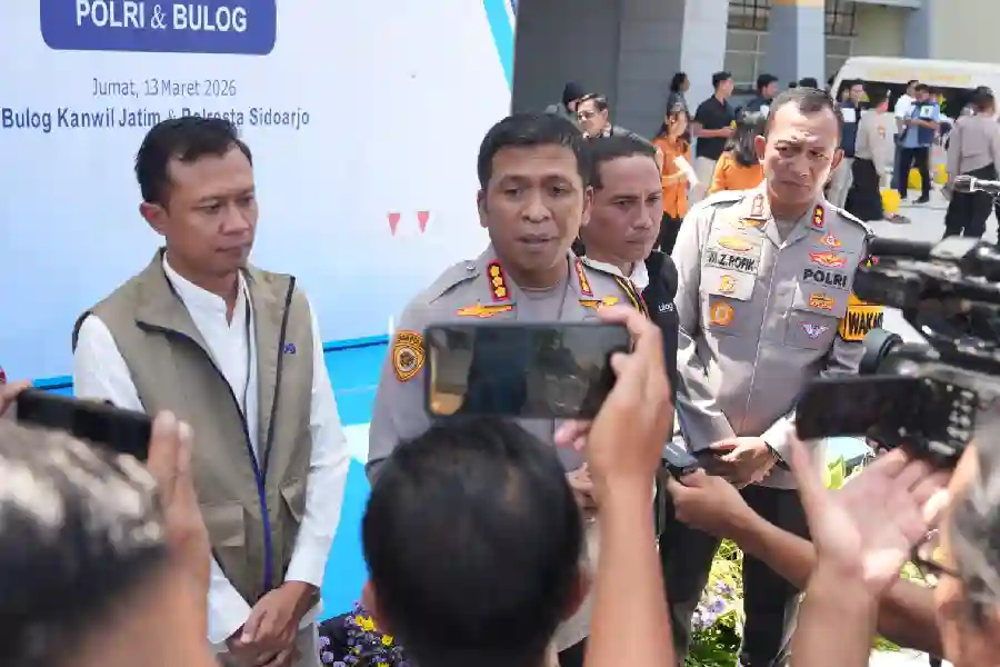 Polda Jatim menggelar Gerakan Pangan Murah serentak di Jawa Timur jelang Idulfitri untuk menjaga stabilitas harga dan membantu masyarakat mendapat sembako murah.