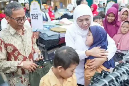 Gubernur Khofifah Ajak 95 Siswa Berkebutuhan Khusus di Madiun Belanja Kebutuhan Lebaran Gubernur Khofifah ajak 95 siswa berkebutuhan khusus di Madiun belanja kebutuhan Lebaran. Program berbagi Ramadhan ini menumbuhkan kepedulian sosial.