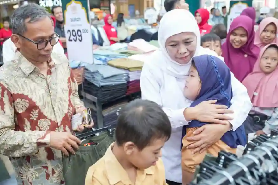 Gubernur Khofifah ajak 95 siswa berkebutuhan khusus di Madiun belanja kebutuhan Lebaran. Program berbagi Ramadhan ini menumbuhkan kepedulian sosial.