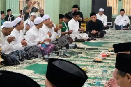 Tradisi Malam Selawe di Gresik Kembali Semarak, Ribuan Warga Padati Kawasan Religi Sunan Giri Tradisi Malam Selawe di Masjid Ainul Yaqin Sunan Giri Gresik diikuti ribuan warga. Ritual ibadah, doa bersama, hingga kuliner khas meriahkan malam ke-25 Ramadan.