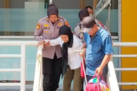 Aksi Humanis Polwan di Terminal Purabaya, Bantu Lansia Naik Bus Saat Arus Mudik Dua Polwan Polresta Sidoarjo membantu lansia naik bus di Terminal Purabaya saat arus mudik Operasi Ketupat Semeru 2026.