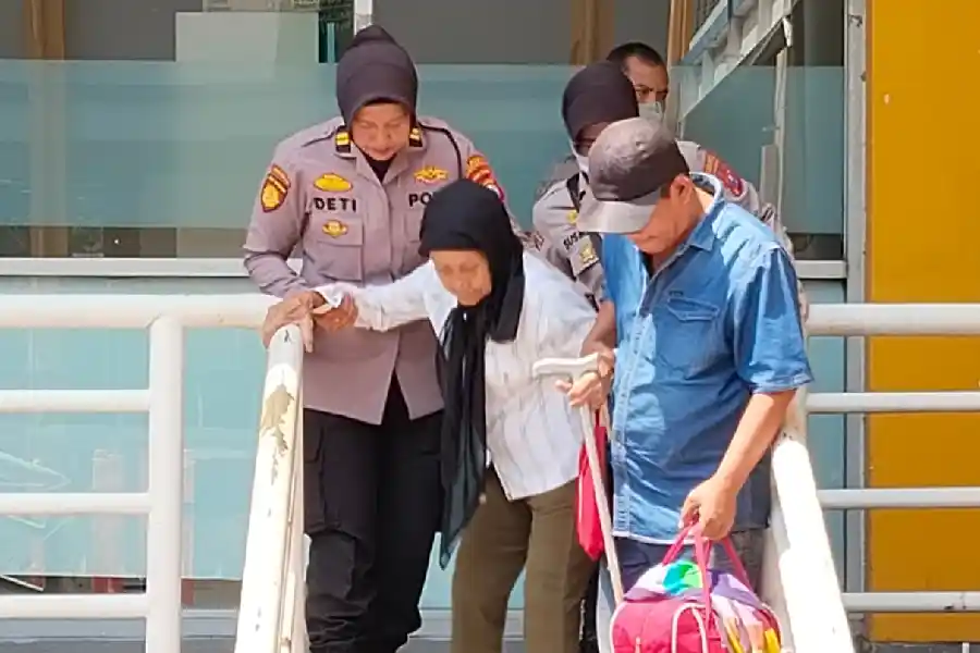 Aksi Humanis Polwan di Terminal Purabaya, Bantu Lansia Naik Bus Saat Arus Mudik Dua Polwan Polresta Sidoarjo membantu lansia naik bus di Terminal Purabaya saat arus mudik Operasi Ketupat Semeru 2026.