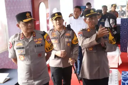Kapolda Jatim Tinjau Pos Mudik di Surabaya, Pastikan Layanan Operasi Ketupat Semeru 2026 Optimal Kapolda Jatim Irjen Pol Nanang Avianto meninjau pos mudik di Surabaya untuk memastikan pelayanan Operasi Ketupat Semeru 2026 berjalan optimal.