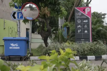Pemkot Surabaya Sediakan Park and Ride Diskon hingga 60 Persen untuk Warga yang Mudik Lebaran 2026 Pemkot Surabaya beri diskon park and ride hingga 60 persen bagi warga yang mudik Lebaran 2026. Tarif parkir mobil mulai Rp20 ribu per malam.