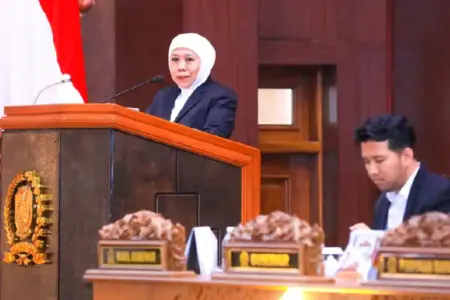 Khofifah paparkan capaian RKPD Jatim 2025 tembus 98,33 persen, ekonomi tumbuh 5,33 persen dan 133 penghargaan diraih.