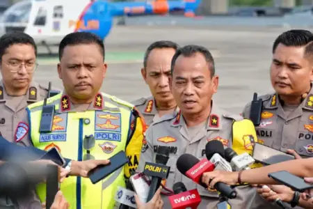 Polri Siagakan 317 Ribu Personel untuk Amankan Malam Takbiran Idulfitri 1447 H Polri kerahkan 317 ribu personel dan ribuan pos pengamanan untuk jaga malam takbiran Idulfitri 1447 H tetap aman dan kondusif.