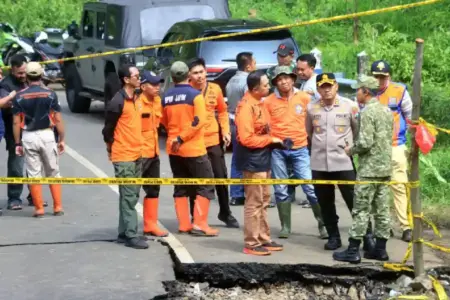 Polres Probolinggo Salurkan Bantuan Pipa Air Bersih untuk Warga Lumbang Pascabencana Longsor Polres Probolinggo bantu pipa air bersih bagi warga Lumbang usai longsor yang merusak jembatan dan distribusi air.