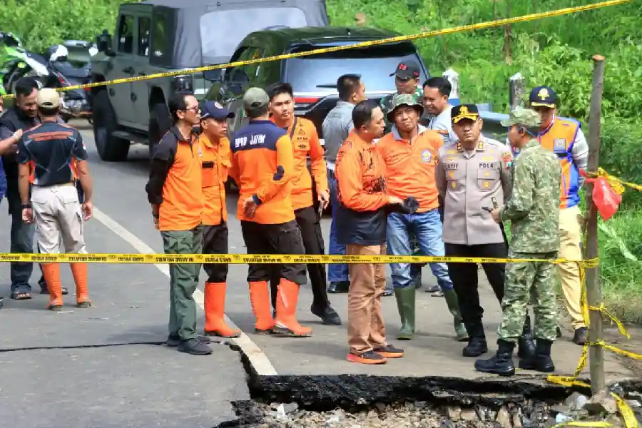 Polres Probolinggo Salurkan Bantuan Pipa Air Bersih untuk Warga Lumbang Pascabencana Longsor Polres Probolinggo bantu pipa air bersih bagi warga Lumbang usai longsor yang merusak jembatan dan distribusi air.