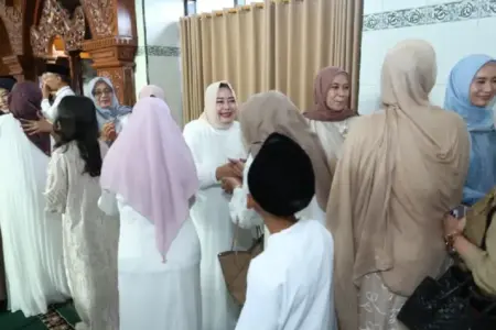 Idul Fitri 2026, Bunda Lisdyarita Serukan Penguatan Harmoni Sosial di Ponorogo Plt Bupati Ponorogo Lisdyarita mengajak masyarakat menjaga harmoni sosial dan memperkuat nilai spiritual saat Idul Fitri 2026.