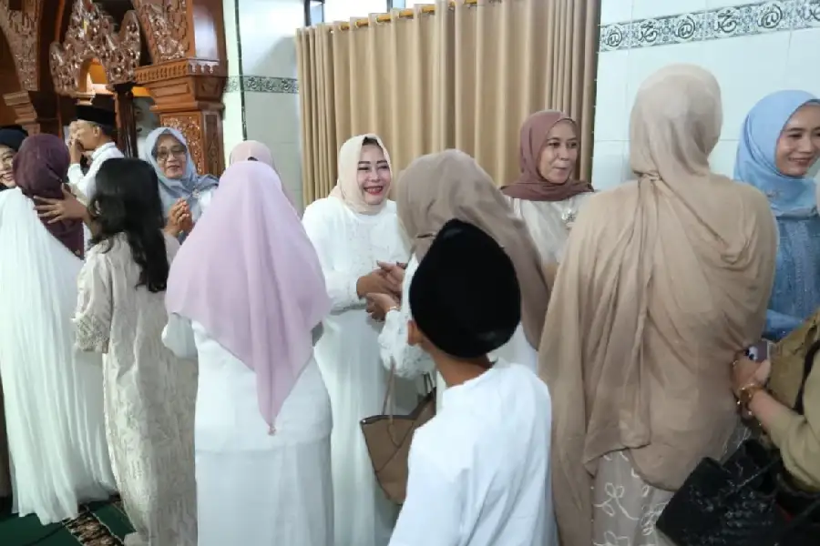 Plt Bupati Ponorogo Lisdyarita mengajak masyarakat menjaga harmoni sosial dan memperkuat nilai spiritual saat Idul Fitri 2026.