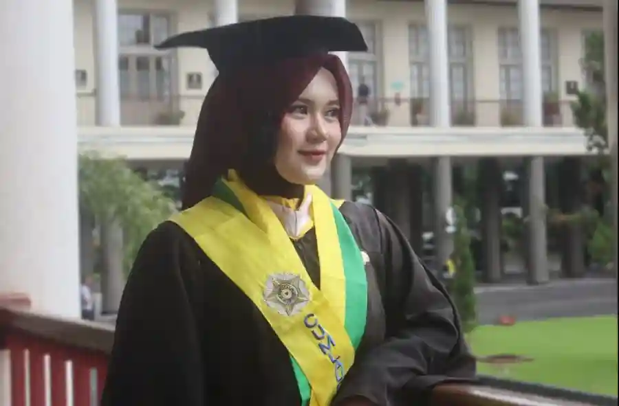 Kisah dr. Istiqomah Katin, Lulusan Termuda Program Spesialis UGM di Usia 28 Tahun