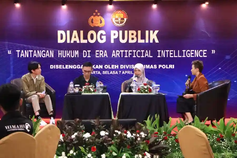 Polri bahas tantangan hukum di era AI lewat dialog publik lintas sektor guna memperkuat keamanan ruang digital dan kolaborasi nasional.