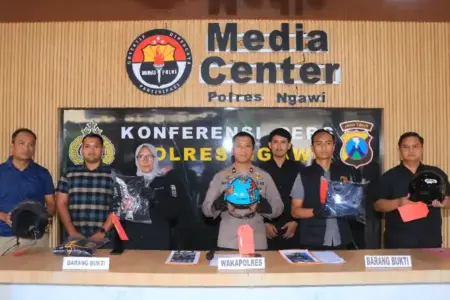 Viral Pengeroyokan di Paron Ngawi Terungkap, Dua Pelaku Diamankan Polisi Polres Ngawi amankan dua pelaku pengeroyokan di Paron. Motif dipicu atribut perguruan silat dan pengaruh alkohol.