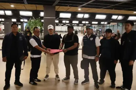 NCB Interpol Polri tangkap buronan narkotika “The Doctor” di Malaysia. Tersangka segera dipulangkan ke Indonesia.