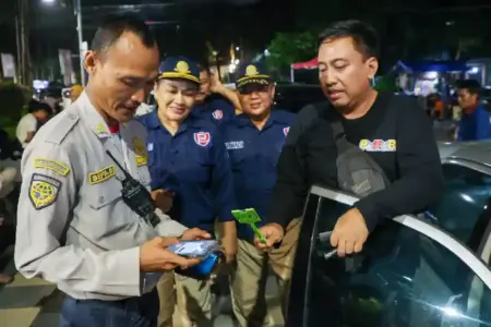 Pemkot Surabaya Bekukan Izin 600 Jukir, Penolakan Digitalisasi Parkir Berujung Sanksi Tegas Pemkot Surabaya bekukan izin 600 jukir yang menolak digitalisasi parkir demi transparansi dan sistem pembayaran non-tunai.