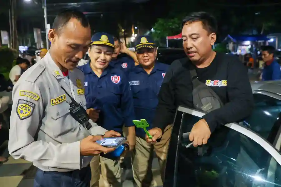 Pemkot Surabaya bekukan izin 600 jukir yang menolak digitalisasi parkir demi transparansi dan sistem pembayaran non-tunai.