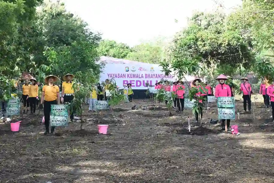 Polres Gresik dan Bhayangkari Tanam Puluhan Pohon Produktif di Aspol Randuagung Polres Gresik bersama Bhayangkari menanam puluhan pohon produktif di Aspol Randuagung untuk penghijauan, ketahanan pangan, dan mitigasi iklim.