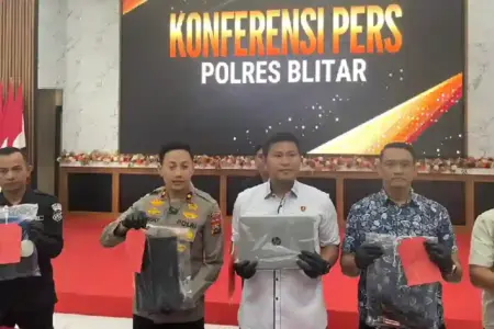 Residivis Spesialis Bobol Sekolah Ditangkap Polres Blitar, Tiga Gedung Dibobol dan Kerugian Capai Rp21,9 Juta Polres Blitar menangkap SP (46), residivis pembobol tiga sekolah. Polisi menyita laptop, proyektor, speaker, dan motor Kawasaki Ninja.
