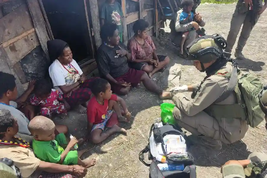 Patroli dan Layanan Kesehatan Satgas Damai Cartenz di Pengungsian Gigobak Sinak, Perkuat Keamanan dan Kepedulian Warga Satgas Damai Cartenz patroli dan beri layanan kesehatan di pengungsian Gigobak Sinak, wujud kepedulian dan jaga stabilitas Papua Tengah.