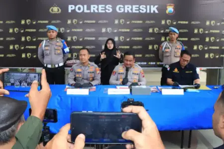 Polres Gresik Bongkar Jaringan Narkoba Lintas Kota, 4 Pengedar Sabu Ditangkap Polres Gresik tangkap 4 pengedar sabu jaringan lintas kota. Polisi sita 68 gram sabu dan dalami kemungkinan pelaku lain.