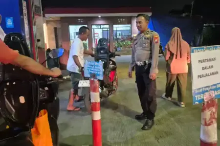 Polresta Sidoarjo Tingkatkan Patroli SPBU, Masyarakat Diimbau Tak Panic Buying BBM Polresta Sidoarjo imbau warga tidak panic buying BBM, patroli SPBU ditingkatkan demi jaga keamanan dan kelancaran distribusi.