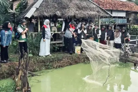 Program Karo Mamang Dorong Ekonomi Warga Mangunjaya, Panen Ikan Jadi Sumber Penghasilan Baru Program Karo Mamang dari Pertamina dorong ekonomi warga Mangunjaya lewat budidaya ikan keramba apung dan UMKM berbasis masyarakat.