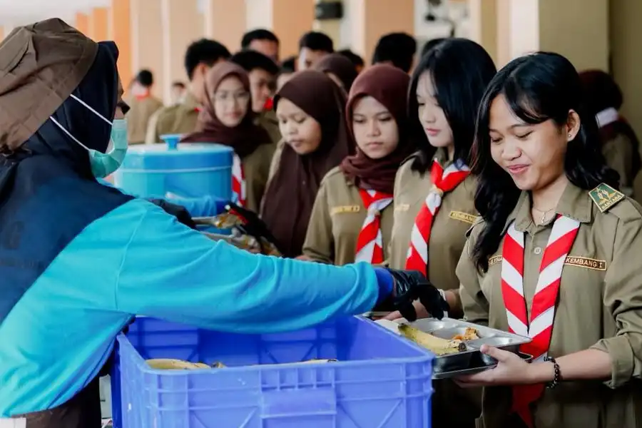 Polri uji coba MBG sistem prasmanan di Pejaten. Tak hanya penuhi gizi, program ini juga dorong disiplin dan karakter siswa.
