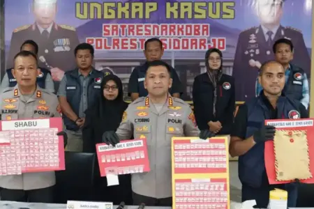 Polresta Sidoarjo ungkap 19 kasus narkoba sepanjang Maret 2026, amankan 25 tersangka dan sita sabu, ekstasi, serta ganja.