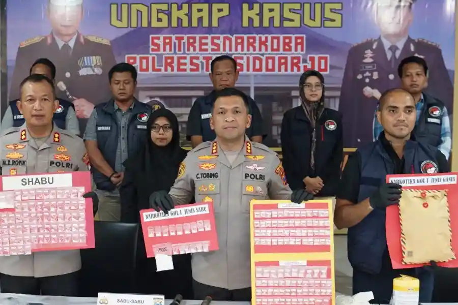 Polresta Sidoarjo Ungkap 19 Kasus Narkoba, 25 Tersangka Diamankan dan 4.000 Jiwa Terselamatkan Polresta Sidoarjo ungkap 19 kasus narkoba sepanjang Maret 2026, amankan 25 tersangka dan sita sabu, ekstasi, serta ganja.