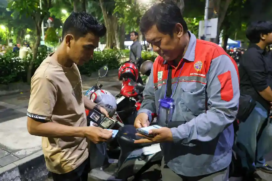 Pemkot Surabaya perluas parkir digital libatkan 616 jukir dengan QRIS, e-money, dan voucher untuk transparansi dan akuntabilitas.