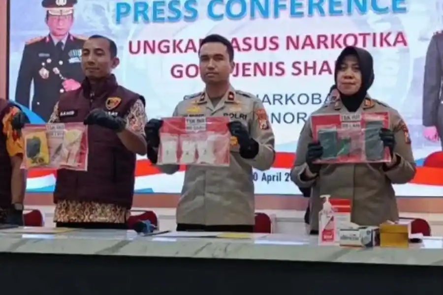 Polres Ponorogo Bongkar Jaringan Narkoba, Pengedar Asal Madiun Ditangkap dengan 301 Gram Sabu Polres Ponorogo tangkap pengedar sabu asal Madiun dengan barang bukti 301 gram, selamatkan ribuan jiwa dari ancaman narkoba.