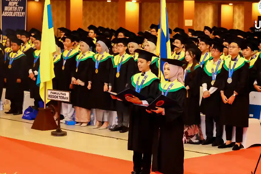 UNAIR Wisuda 2.605 Lulusan, Rektor Dorong Alumni Perkuat Sinergi dan Kiprah Global UNAIR wisuda 2.605 lulusan periode 261, rektor dorong alumni perkuat sinergi dan kontribusi global berbasis nilai moral dan kompetensi.