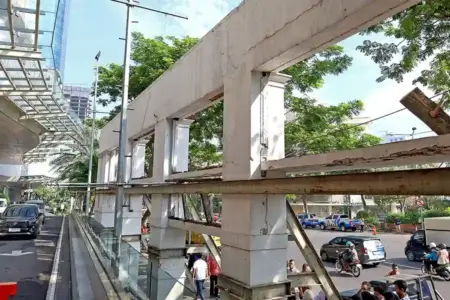 Pemkot Surabaya mulai bongkar fasad eks Toko Nam di Embong Malang. Proyek ditargetkan selesai 3-5 hari demi kembalikan fungsi trotoar.