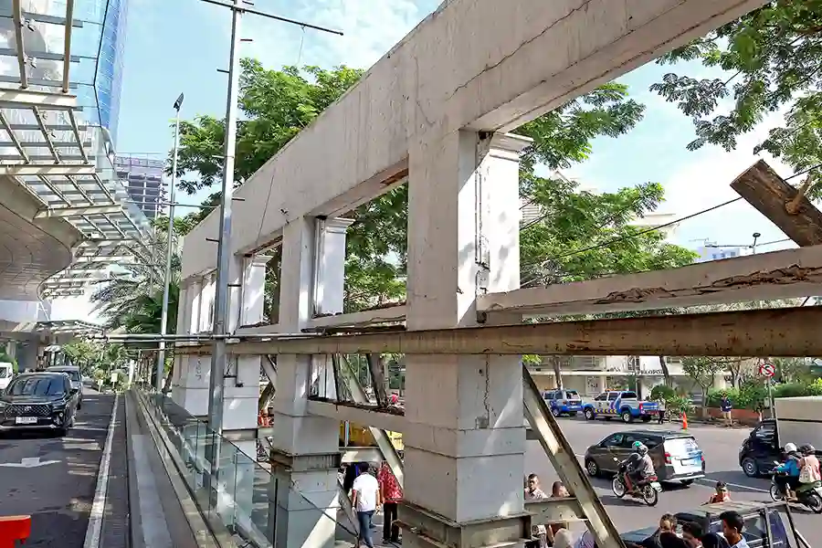 Pemkot Surabaya mulai bongkar fasad eks Toko Nam di Embong Malang. Proyek ditargetkan selesai 3-5 hari demi kembalikan fungsi trotoar.
