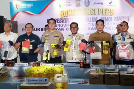 Polda Jatim Bongkar Praktik Curang Peredaran MinyaKita, Isi Dikurangi Demi Raup Untung Puluhan Juta Polda Jatim ungkap distribusi MinyaKita yang curang di Sidoarjo. Isi minyak dikurangi, pelaku raup keuntungan hingga Rp50 juta per bulan.