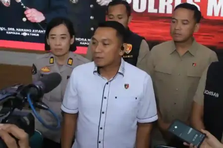 Polres Madiun Tangkap Dua Pelaku Curanmor, Sasar Motor di Sawah dan Teras Rumah Kapolres Madiun, Kemas Indra Natanegara, saat menjelaskan penangkapan dua pelaku curanmor dengan modus incar motor di sawah dan teras rumah. Disampaikan, pelaku terancam 5 tahun penjara.