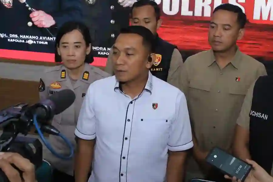 Polres Madiun Tangkap Dua Pelaku Curanmor, Sasar Motor di Sawah dan Teras Rumah Kapolres Madiun, Kemas Indra Natanegara, saat menjelaskan penangkapan dua pelaku curanmor dengan modus incar motor di sawah dan teras rumah. Disampaikan, pelaku terancam 5 tahun penjara.
