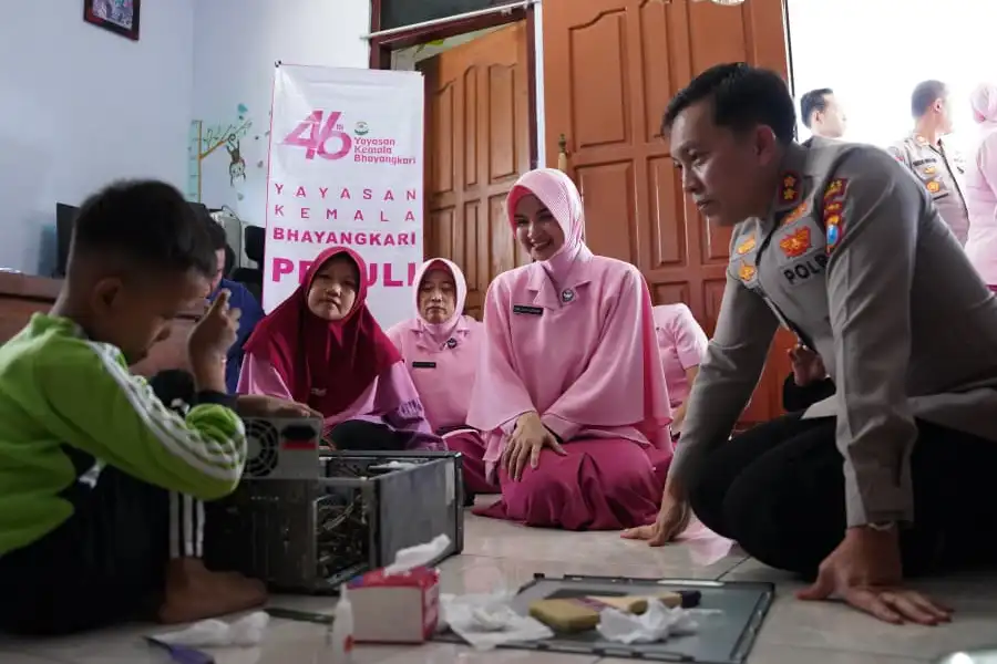 Viral Bocah Jago Elektronik di Bojonegoro, Daffa Dapat Hadiah Laptop dari Kapolres Bocah jenius Daffa asal Bojonegoro dapat laptop dari Kapolres saat Hari Jadi YKB ke-46. Kisahnya viral karena jago perbaiki elektronik.