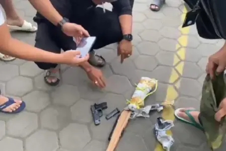 Bareskrim Tangkap Ki Bedil, Penjual Senjata Api Ilegal yang Beroperasi 20 Tahun di Jabar Sebagian barang bukti yang berhasil diamankan Bareskrim Polri saat menangkap Ki Bedil, pembuat dan penjual senpi ilegal di Jawa Barat yang beroperasi selama 20 tahun.