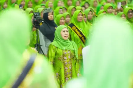 Khofifah kukuhkan 400 paralegal Muslimat NU di Jateng saat HUT ke-80 dan pecahkan dua rekor MURI, perkuat perlindungan perempuan dan anak.