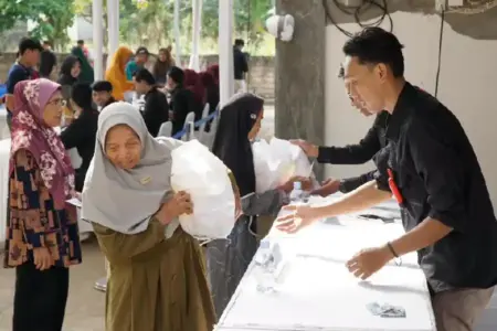 Pertamina gelar pasar murah 2026 bagi warga prasejahtera. Paket sembako Rp211 ribu bisa ditebus hanya Rp30 ribu di berbagai daerah.