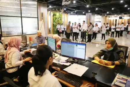 Pemkot Surabaya tangguhkan layanan publik bagi warga yang belum konfirmasi DTSEN 2025. Akses bisa dipulihkan setelah verifikasi data.