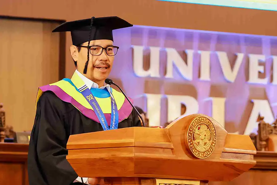 Dirut RSCM Supriyanto Dharmoredjo Bangga Jadi Alumni UNAIR, Soroti Peran Ekosistem Pendidikan Dirut RSCM Supriyanto Dharmoredjo ungkap bangga jadi alumni UNAIR dan apresiasi ekosistem pendidikan suportif saat wisuda April 2026.