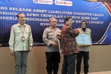Polres Jember raih tiga penghargaan KPPN Jember atas kinerja pengelolaan keuangan terbaik dan transparan sepanjang 2025.