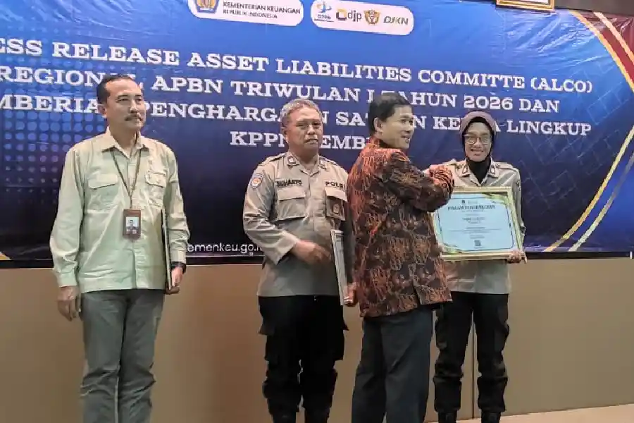 Polres Jember raih tiga penghargaan KPPN Jember atas kinerja pengelolaan keuangan terbaik dan transparan sepanjang 2025.