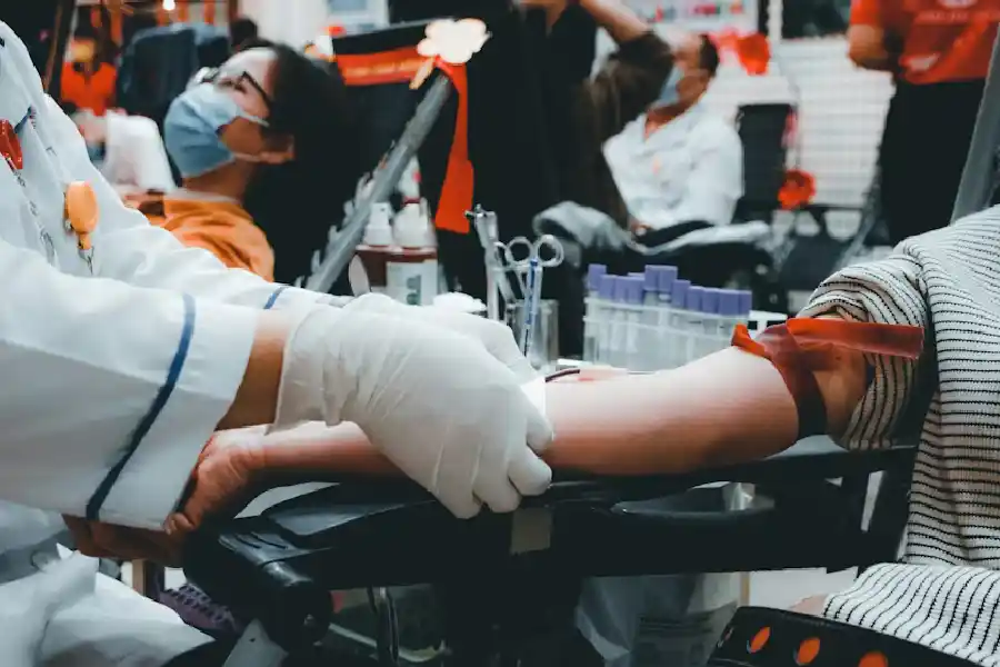 Donor Darah Bisa Jadi Deteksi Dini Hipertensi, Ini Penjelasannya Donor darah tak hanya menyelamatkan nyawa, tapi juga membantu deteksi dini hipertensi melalui pemantauan tekanan darah rutin.
