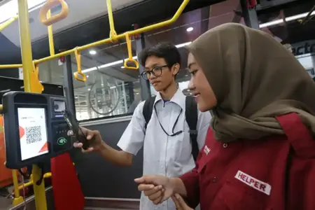 Evaluasi WFH ASN Surabaya, Eri Cahyadi Dorong Hemat Energi hingga Peralihan ke Transportasi Umum dan Kendaraan Listrik Ilustrasi penggunaan angkutan umum di Surabaya
