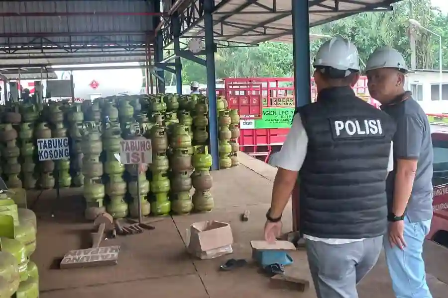 Polres Bondowoso Perketat Pengawasan LPG 3 Kg, Pastikan Distribusi Tepat Sasaran Polres Bondowoso intensifkan pengawasan distribusi LPG 3 Kg untuk cegah penyelewengan dan pastikan tepat sasaran.