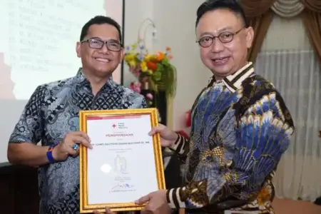 PMI Pontianak beri penghargaan pin emas kepada 63 pendonor darah 100 kali, simbol dedikasi kemanusiaan dan penyelamatan jiwa.